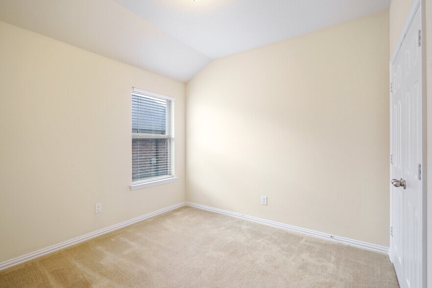 Building Photo - 227 Creekwood Dr