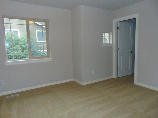 Building Photo - 4+ Bedroom/2.5 Bath Luxury Kirkland Home.  Spacious Home, Rose Hill Area!  A Must See!