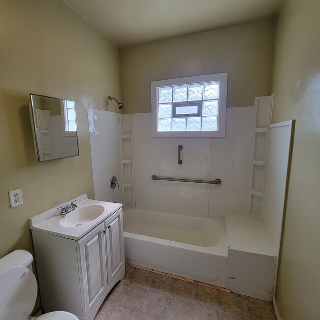 Building Photo - "Charming 3-Bed Oasis with Full Bath on East New York Street, Indianapolis!"