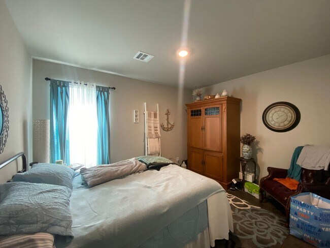 Building Photo - Discover this beautifully designed 3 bedro...