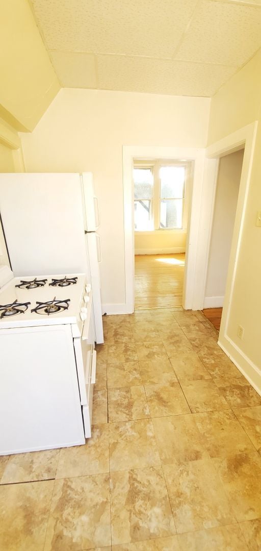 Building Photo - Lower 1 Bedroom Apartment