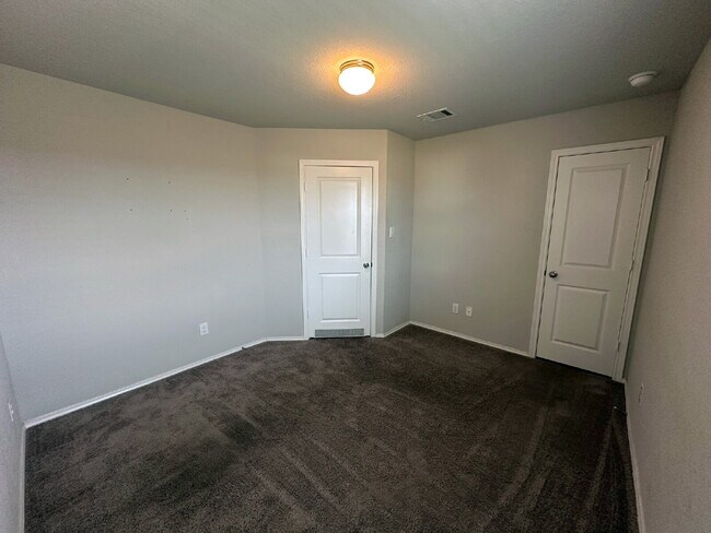 Building Photo - Spacious 5 Bedroom, 3.5 Bath Home with 2,6...
