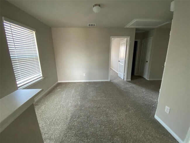 Building Photo - 2702 Hoffman Ln
