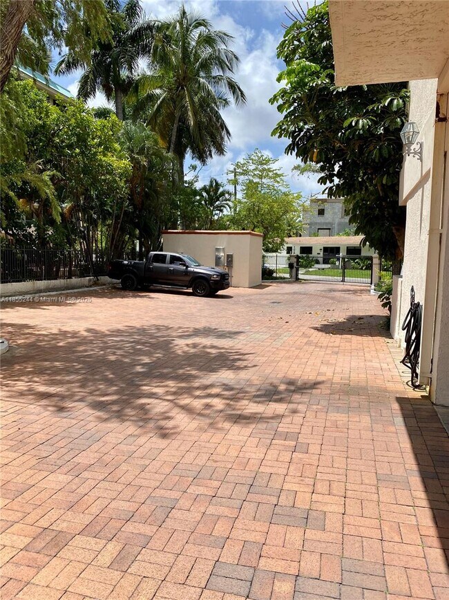 Building Photo - 1632 S Bayshore Ct