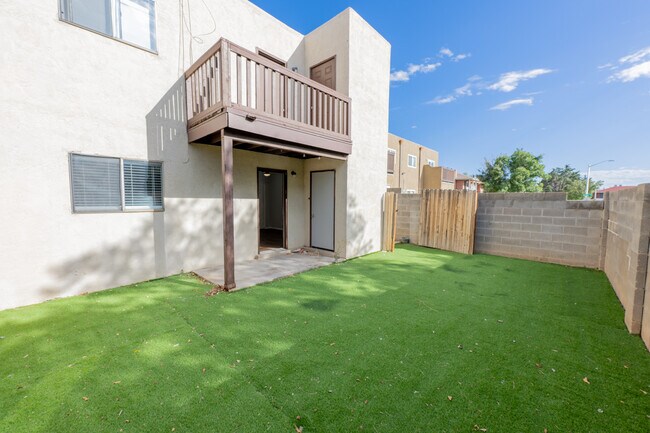 Building Photo - 309 Whispering Sands Ct SE