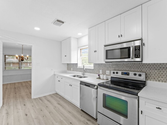 Building Photo - 2122 Briar Cir