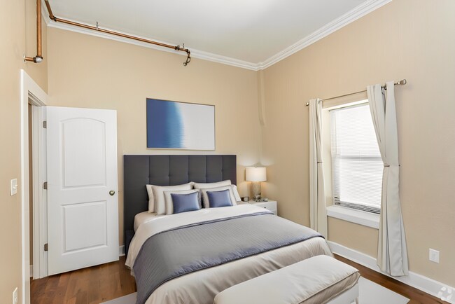 Building Photo - 3 bedroom, 2 bath apartment located in the...