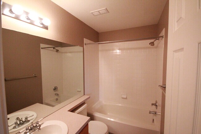 secondary bathroom - 141 Rowena Pl