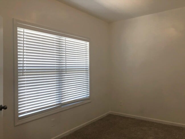 Building Photo - 502 Geranium St