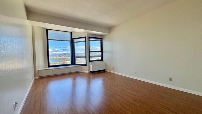 Building Photo - High Rise Living at its Best in Emeryville...