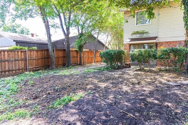Building Photo - 3101 Raintree Dr