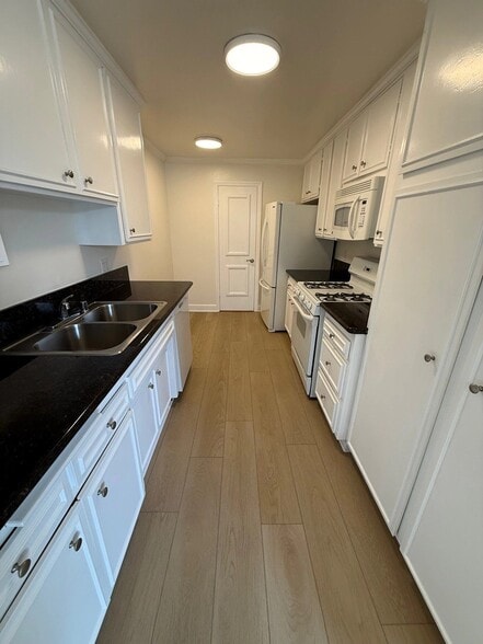 Building Photo - 1940 Malcolm Ave