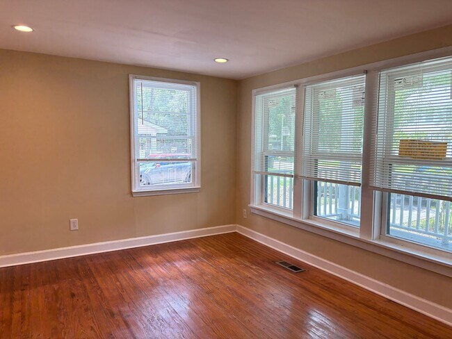 Building Photo - Available 9/1! Newly Renovated in Downtown...