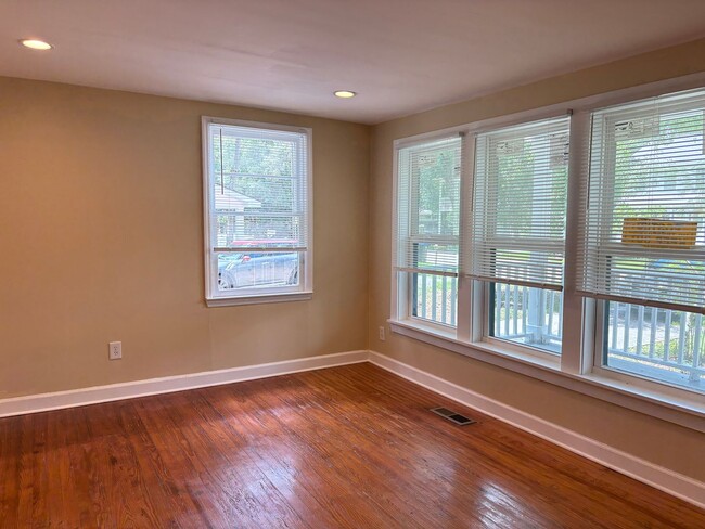 Building Photo - Available now! Freshly updated 3 bed 2 bath Downtown Summerville!