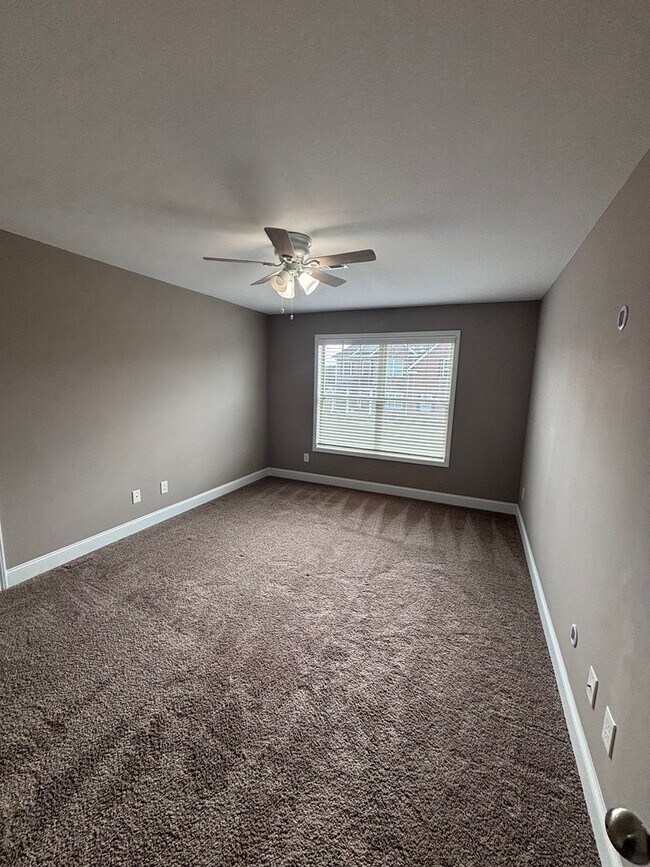 Building Photo - Mtn Views & Adaptable living in Seymour!