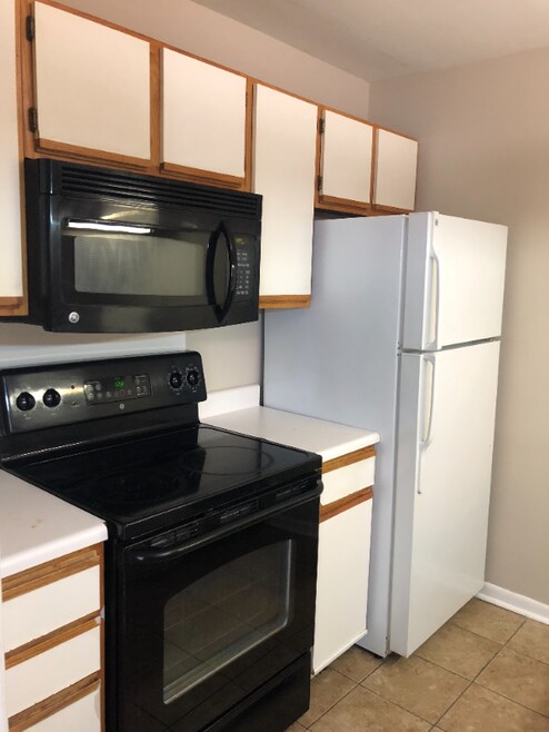 Building Photo - 220 Elm St