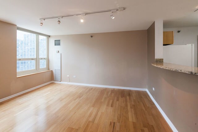 Building Photo - 345 N La Salle Dr