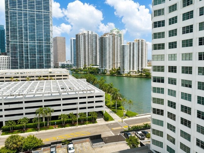 Building Photo - 825 Brickell Bay Dr