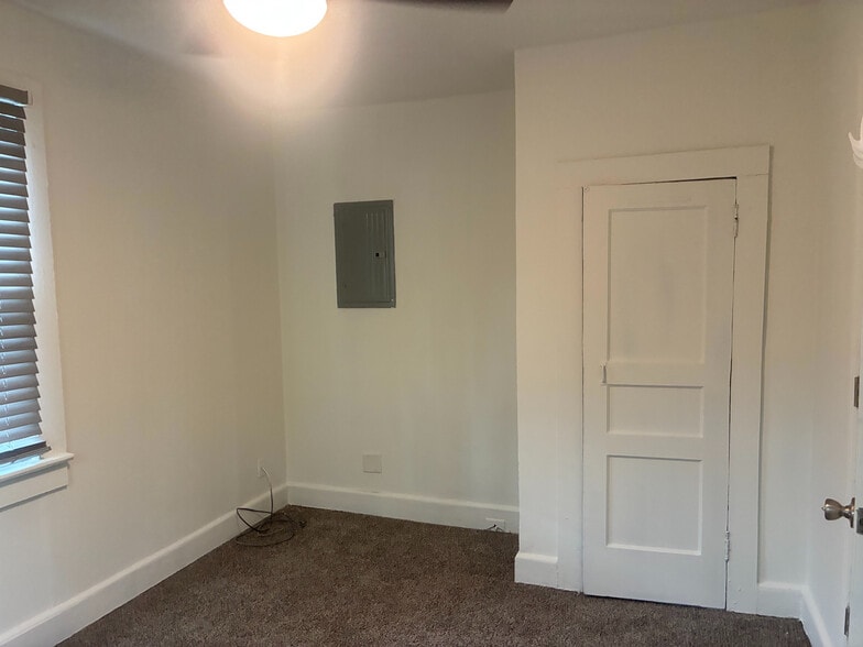 Building Photo - Room in House on Carlton Ave