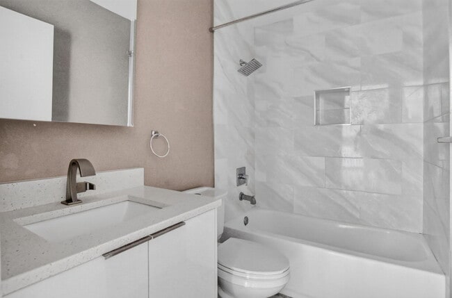 Building Photo - 301 Club Cir