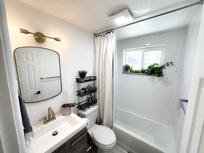 Main Level Bathroom - 525 Perry St