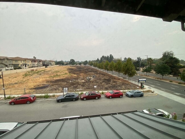 Building Photo - 4Br4Ba Former Model Townhouse Top of the L...