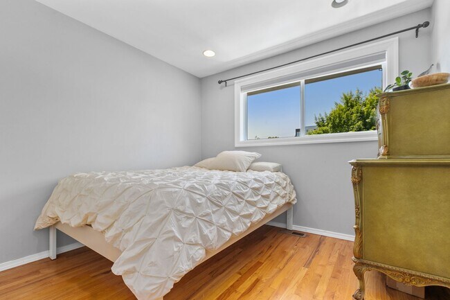 Building Photo - 3Bd/2.25Ba Seattle House