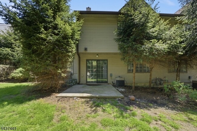 Building Photo - 11 Deer Hill Ct
