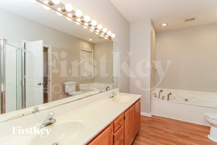Building Photo - 2808 Lake Hill Ct