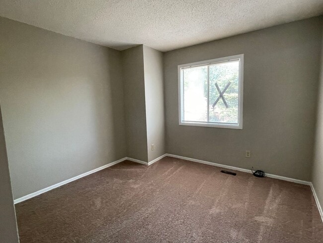 Building Photo - SW - Updated Townhome.  New Flooring, Just...