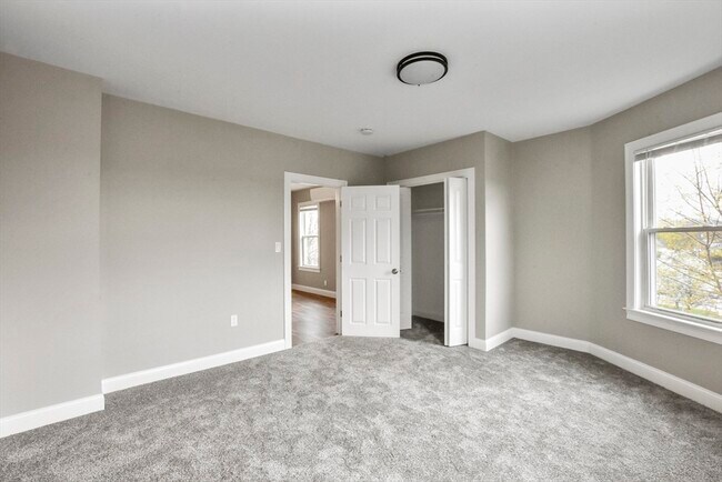 Building Photo - 27 Oak St