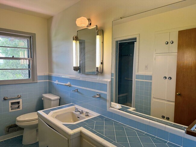 Building Photo - Charming 4 Bed 2 Bath Home in Morningside!