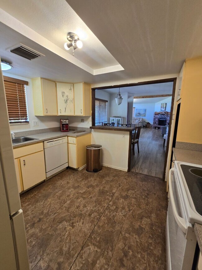 Building Photo - Furnished, 1-year long-term rental