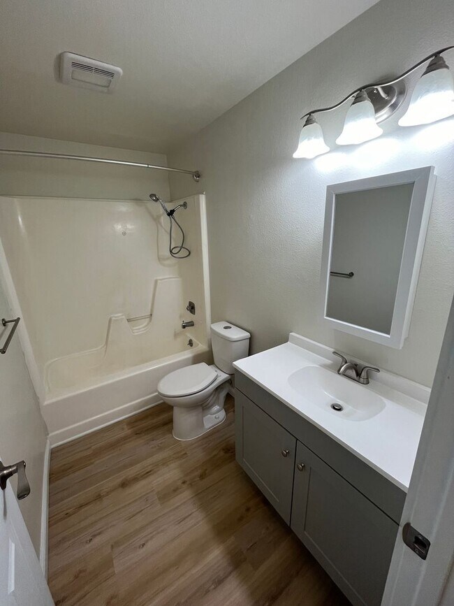 Building Photo - Single Level Duplex Just off Wilson