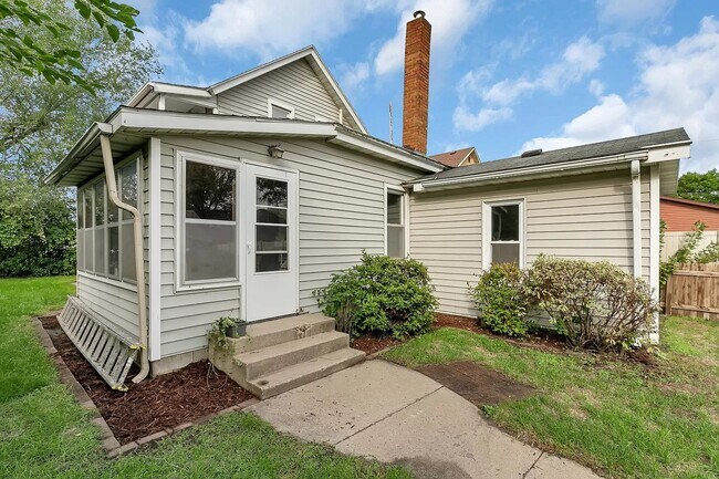 Building Photo - 320 9th Ave N