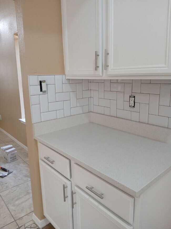 Building Photo - 4 BEDROOM 3 BATHROOM HOME! fully remodeled...