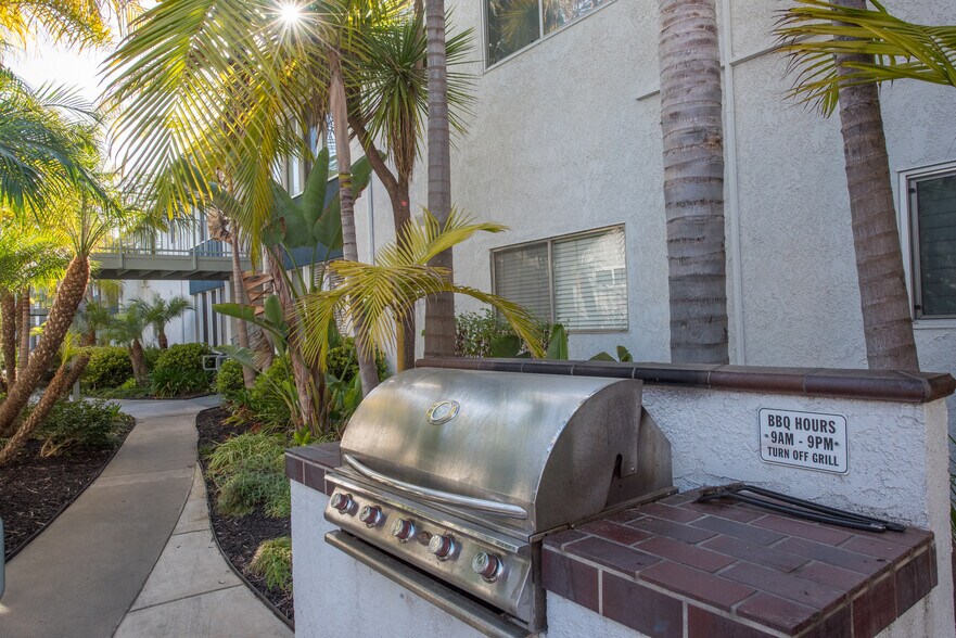 Building Photo - 4880 Sandyland Rd