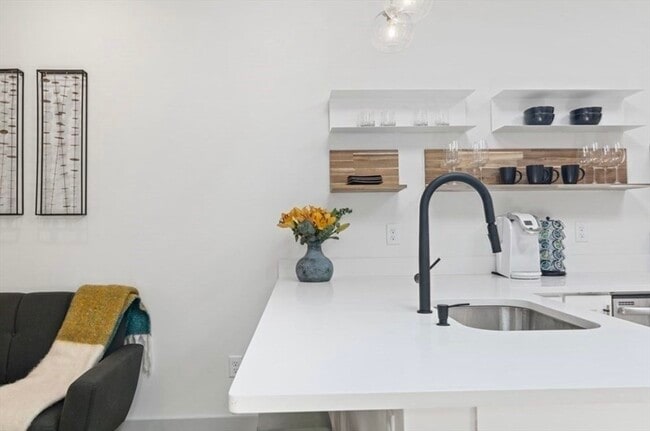 Building Photo - 43 Wordsworth St