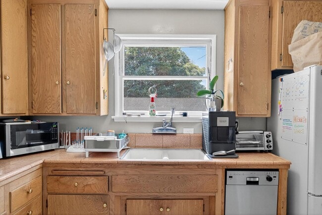 Building Photo - 3 Bed, 2 Bath home in quiet neighborhood