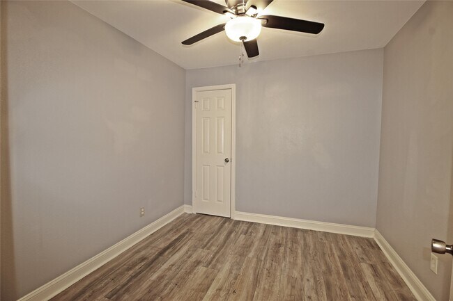 Building Photo - 13111 Sherwood Oaks Dr