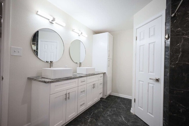 Building Photo - Updated 3 Bed / 2 Bath One-Story Home in S...