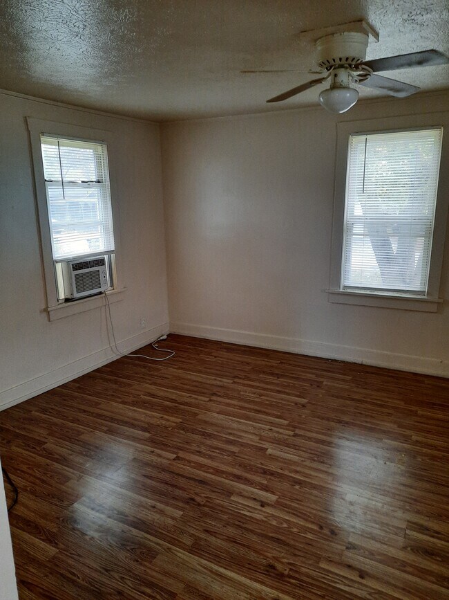 Building Photo - 1516 N Farmer Ave