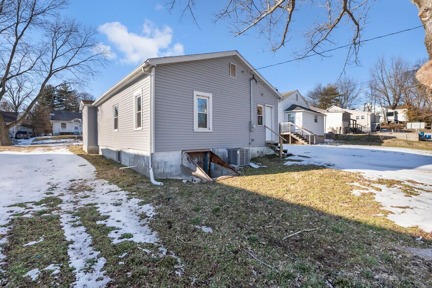 Building Photo - 1438 N Water St