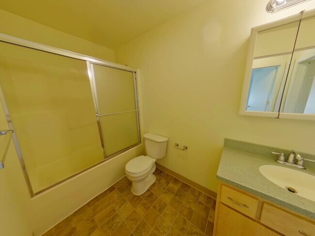 Building Photo - Free 1st month rent! 5 bedroom house near ...