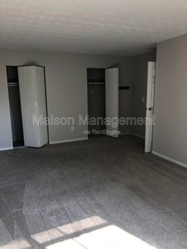 Building Photo - 17 Stenwick Dr