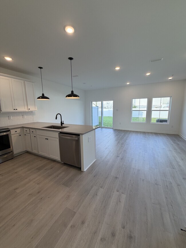 Building Photo - 228 Clement Lp