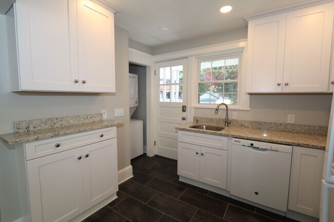 Building Photo - MAIN2220