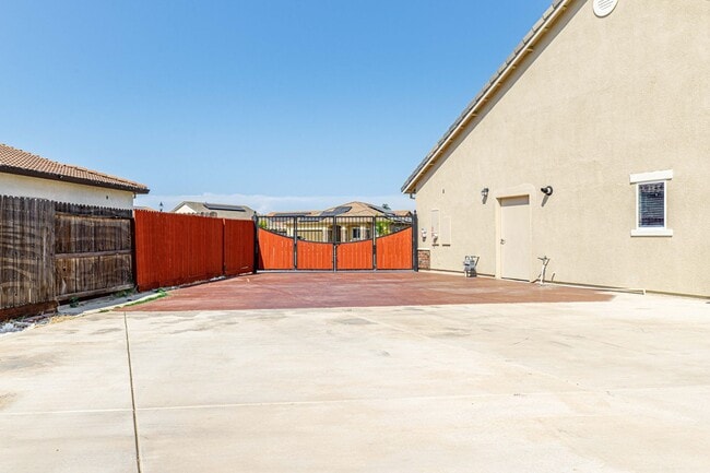 Building Photo - 4 bedroom home for RENT in Manteca with RV...