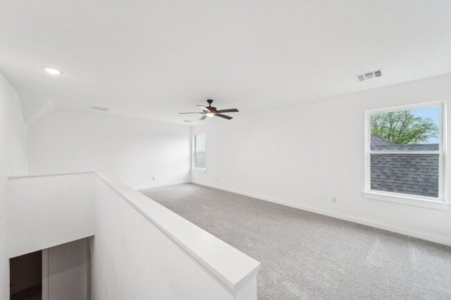 Building Photo - Spacious Home Minutes from Aspen Creek Elementary & Elam Park!