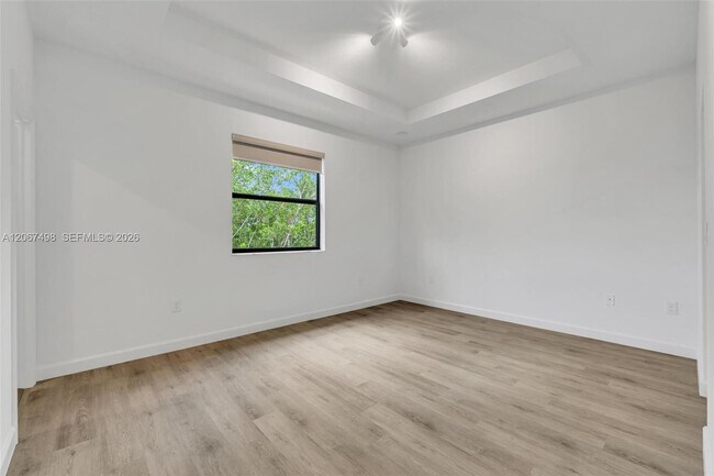 Building Photo - 582 NE 207th St